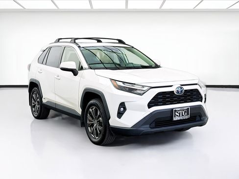 Used 2022 Toyota RAV4 XLE Premium image 3