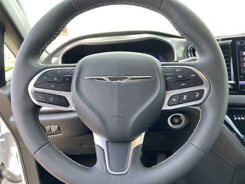 Used 2025 Chrysler Pacifica Select FWD image 35