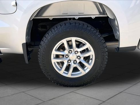 Used 2021 Chevrolet Silverado 1500 LT w/ Z71 Off-Road Package AWD/4WD image 11