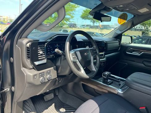 Used 2023 Chevrolet Silverado 1500 LT Trail Boss w/ LPO, Dark Essentials Package AWD/4WD image 18