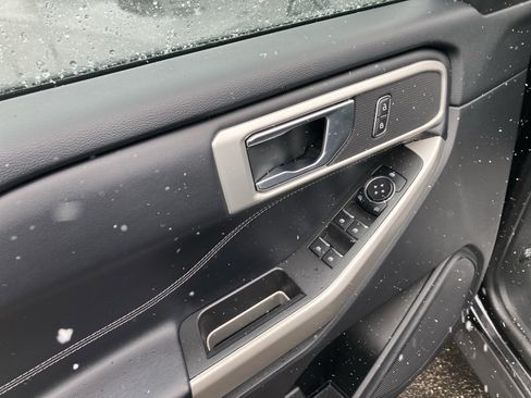 Used 2022 Ford Explorer XLT w/ Equipment Group 202A image 18