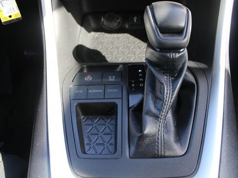 Used 2021 Toyota RAV4 LE w/ Carpet Mat Package (TMS) FWD image 33