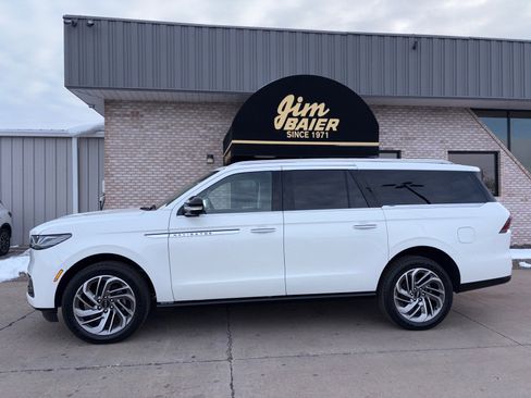 New 2025 Lincoln Navigator L Reserve image 2