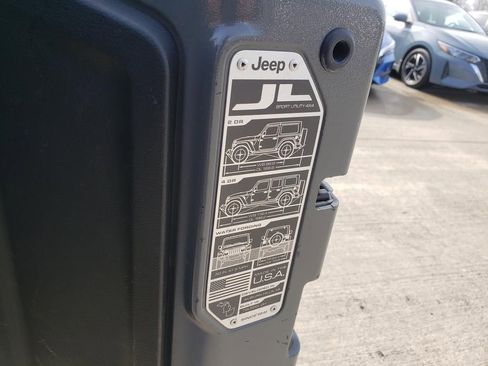 Used 2018 Jeep Wrangler Unlimited Sahara w/ Cold Weather Group image 9