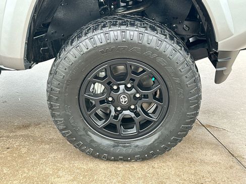 Used 2022 Toyota Tacoma SR5 RWD image 10