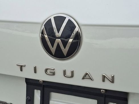 Certified 2024 Volkswagen Tiguan SE R-Line image 31