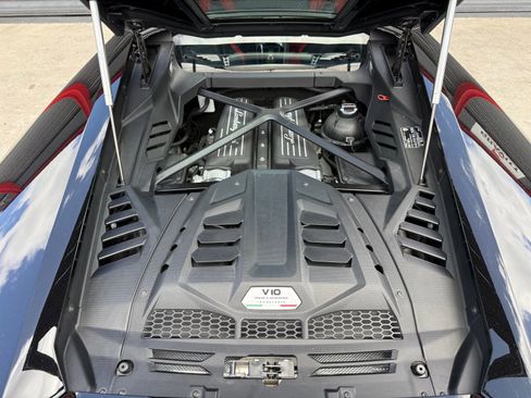 Used 2021 Lamborghini Huracan EVO RWD image 31