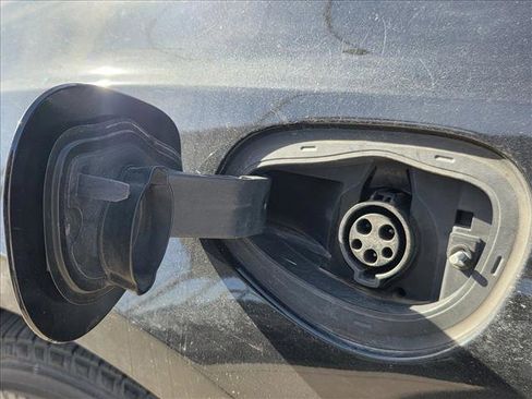 Used 2021 Chrysler Pacifica Limited w/ Uconnect Theater Family Group image 6