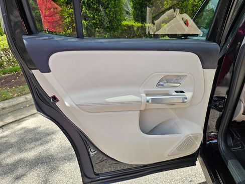 Used 2020 Mercedes-Benz GLB 250 w/ Premium Package image 25