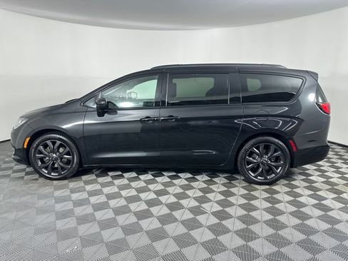 Certified 2018 Chrysler Pacifica Touring-L w/ Premium Audio Group FWD image 3