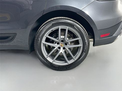 Certified 2026 Porsche Macan AWD/4WD image 12