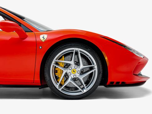 Used 2022 Ferrari F8 Tributo RWD image 22