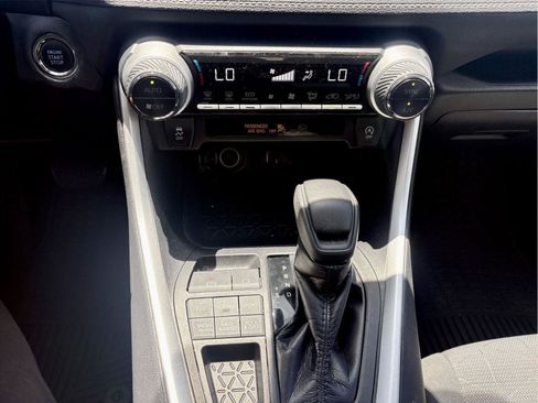 Used 2021 Toyota RAV4 XLE AWD/4WD image 19