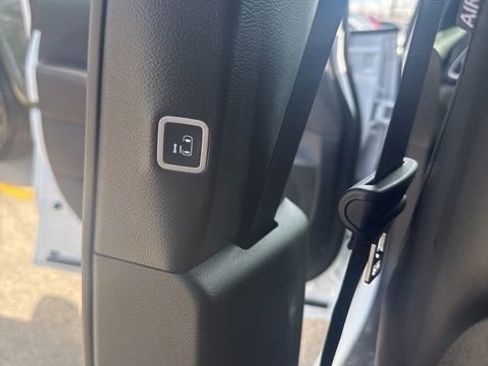 Used 2026 Chrysler Pacifica Select image 27