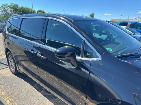 Used 2025 Chrysler Pacifica Select FWD image 7