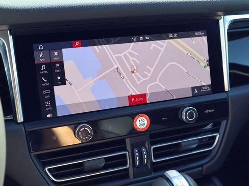 Certified 2025 Porsche Macan image 18