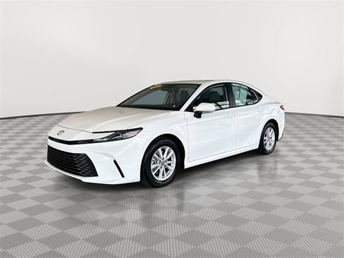 Used 2025 Toyota Camry LE image 6