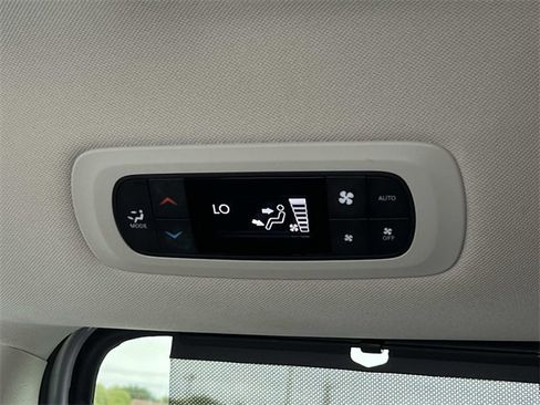 Used 2024 Chrysler Pacifica Touring-L image 19