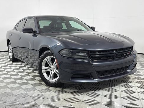 Used 2019 Dodge Charger SXT w/ Leather Interior Group image 2