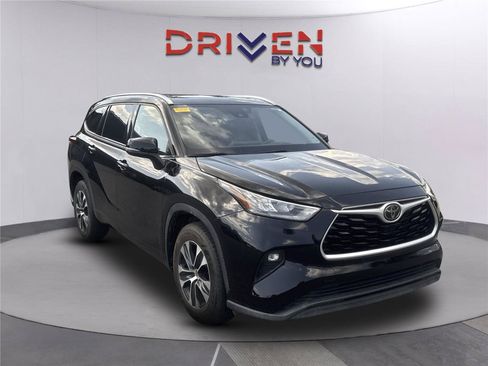 Used 2020 Toyota Highlander XLE FWD image 2