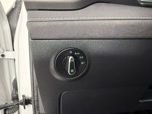 Used 2025 Volkswagen Taos SE image 23