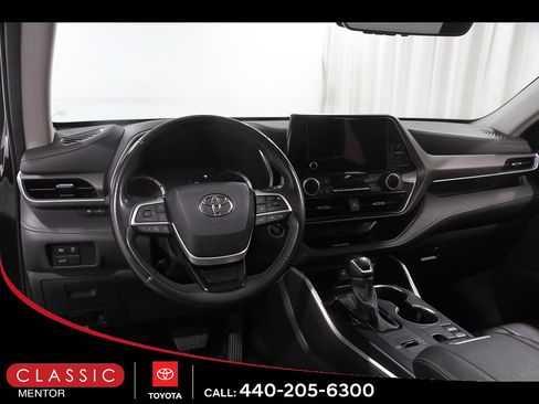 Used 2024 Toyota Highlander XLE FWD image 6