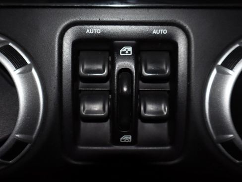 Used 2015 Jeep Wrangler Unlimited Sahara w/ Connectivity Group AWD/4WD image 18