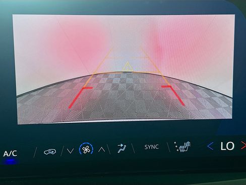 Used 2025 Chevrolet Traverse LT image 23