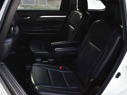 Used 2018 Toyota Highlander XLE image 12