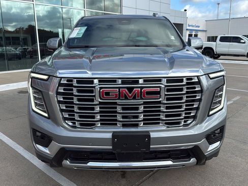 Used 2025 GMC Yukon XL Denali AWD/4WD image 3