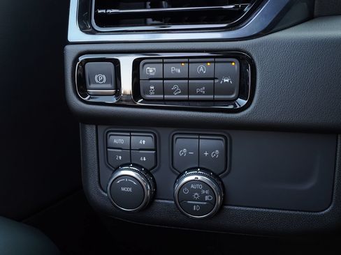 New 2026 GMC Yukon XL AT4 w/ AT4 Premium Package AWD/4WD image 16