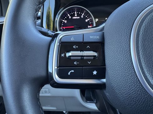 Used 2024 Kia Carnival EX image 13