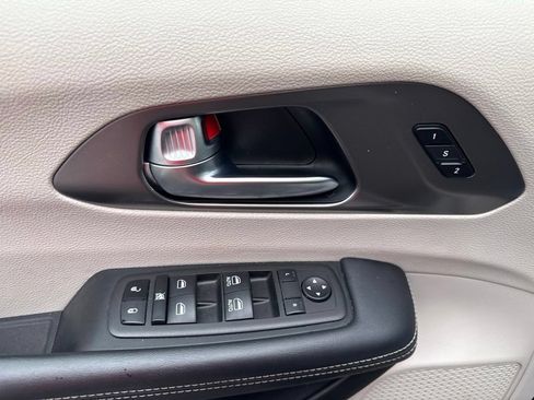 Used 2023 Chrysler Pacifica Touring-L FWD image 17