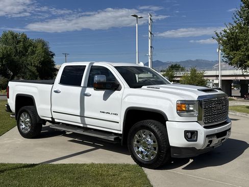 Used 2018 GMC Sierra 2500 Denali w/ Duramax Plus Package AWD/4WD image 7