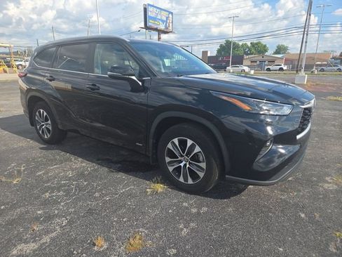 Used 2024 Toyota Highlander XLE AWD/4WD image 2