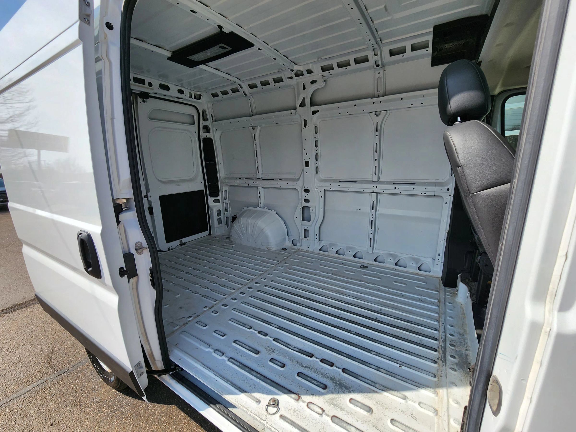 Used 2025 RAM ProMaster 2500 w/ Convenience Group FWD image 31