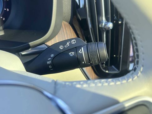 Used 2022 Volvo XC60 B5 Momentum w/ Advanced Package image 14