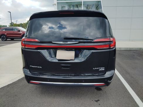 Used 2022 Chrysler Pacifica Limited w/ Uconnect Theater Family Group AWD/4WD image 6