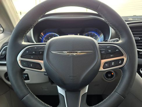 Used 2024 Chrysler Pacifica Touring-L image 26