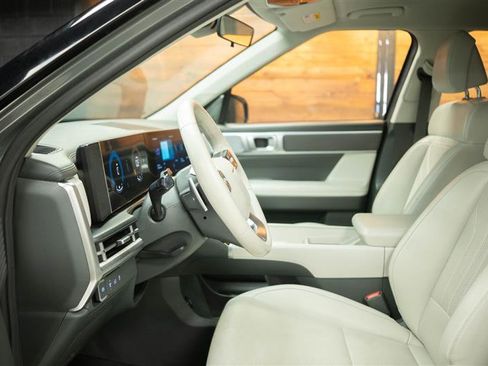 Used 2025 Hyundai Santa Fe SEL FWD image 9