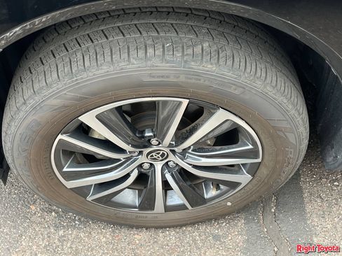 Used 2024 Toyota Venza LE AWD/4WD image 8