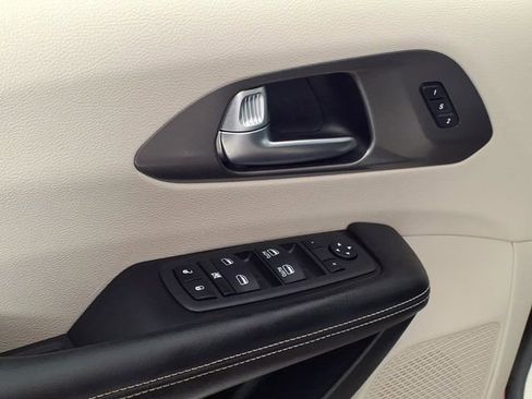 Used 2023 Chrysler Pacifica Touring-L AWD/4WD image 14