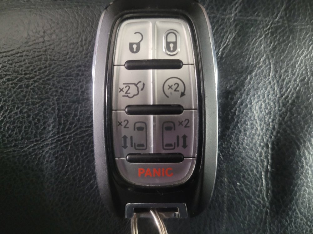 Used 2020 Chrysler Pacifica Touring-L FWD image 32