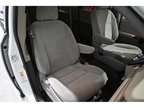 Used 2019 Toyota Sienna LE FWD image 16