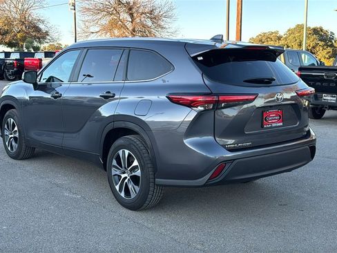 Used 2023 Toyota Highlander XLE image 3