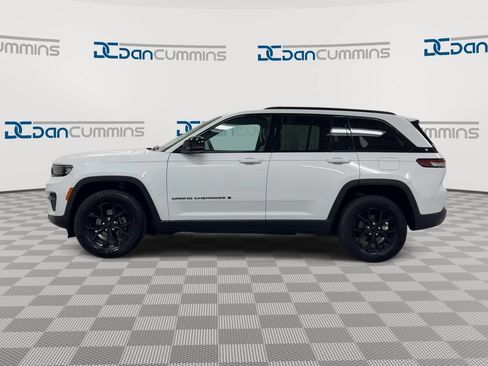 Used 2025 Jeep Grand Cherokee Altitude AWD/4WD image 5