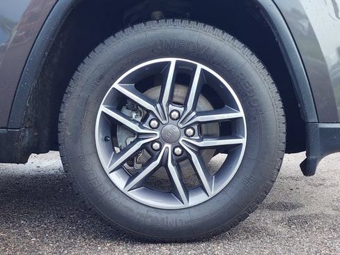 Used 2019 Jeep Grand Cherokee Laredo w/ Laredo X Package RWD image 12