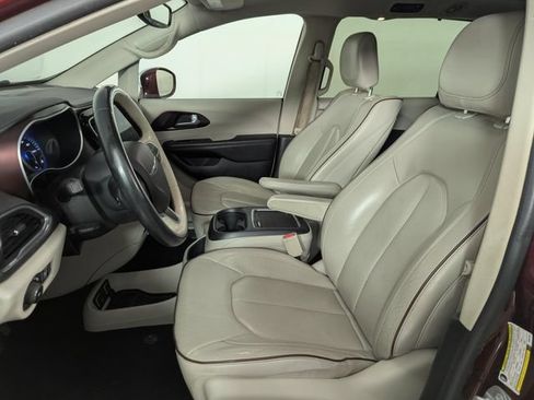 Used 2017 Chrysler Pacifica Limited FWD image 10