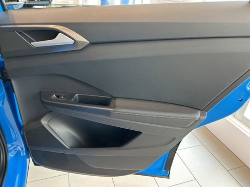 Used 2025 Volkswagen Taos SE image 38