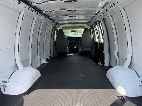 New 2026 Chevrolet Express 3500 Extended RWD image 25